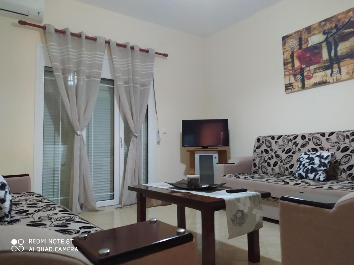 Theona Apartment *