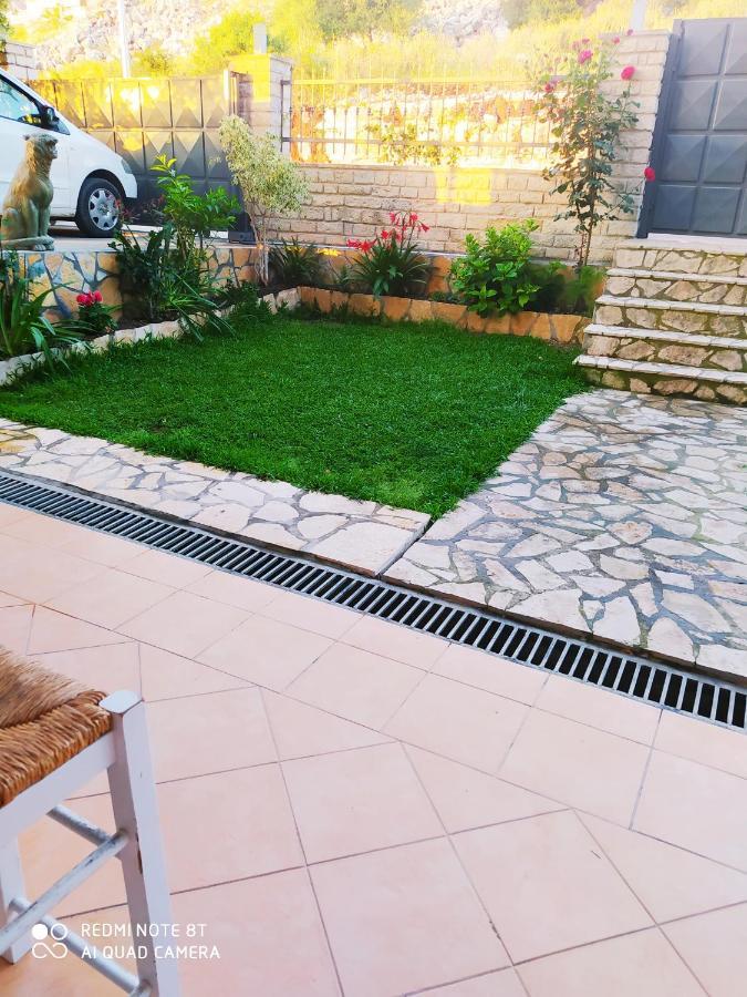 Theona * Sarande