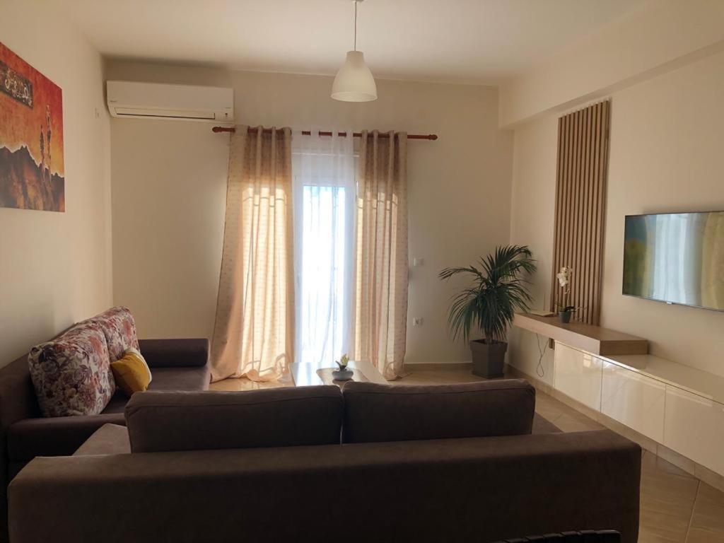Theona Apartment *